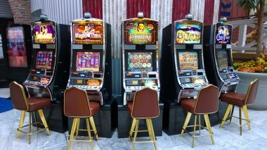 Bandar Ceme dealer revealing two-card hand at nusantara4d studio