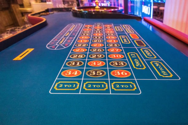 Roulette betting layout with chip placement guides
